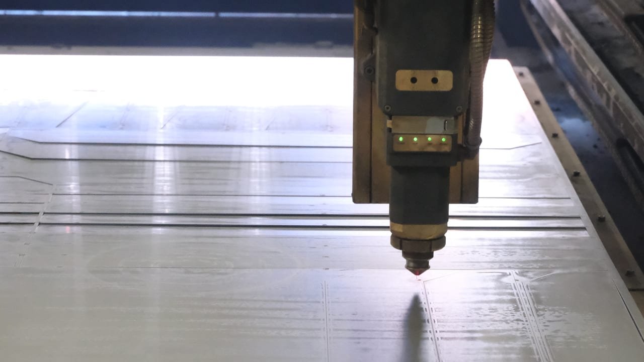 Fiber lazer tezgahında sac metal kesimi